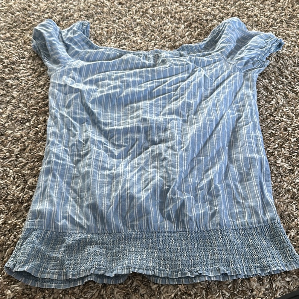 Hollister blue top with cute flower designs. - Picture 2 of 3